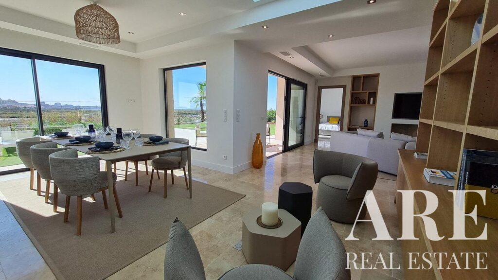 Villa 4-bedroom for sale in Quinta de Faro, Faro, Algarve