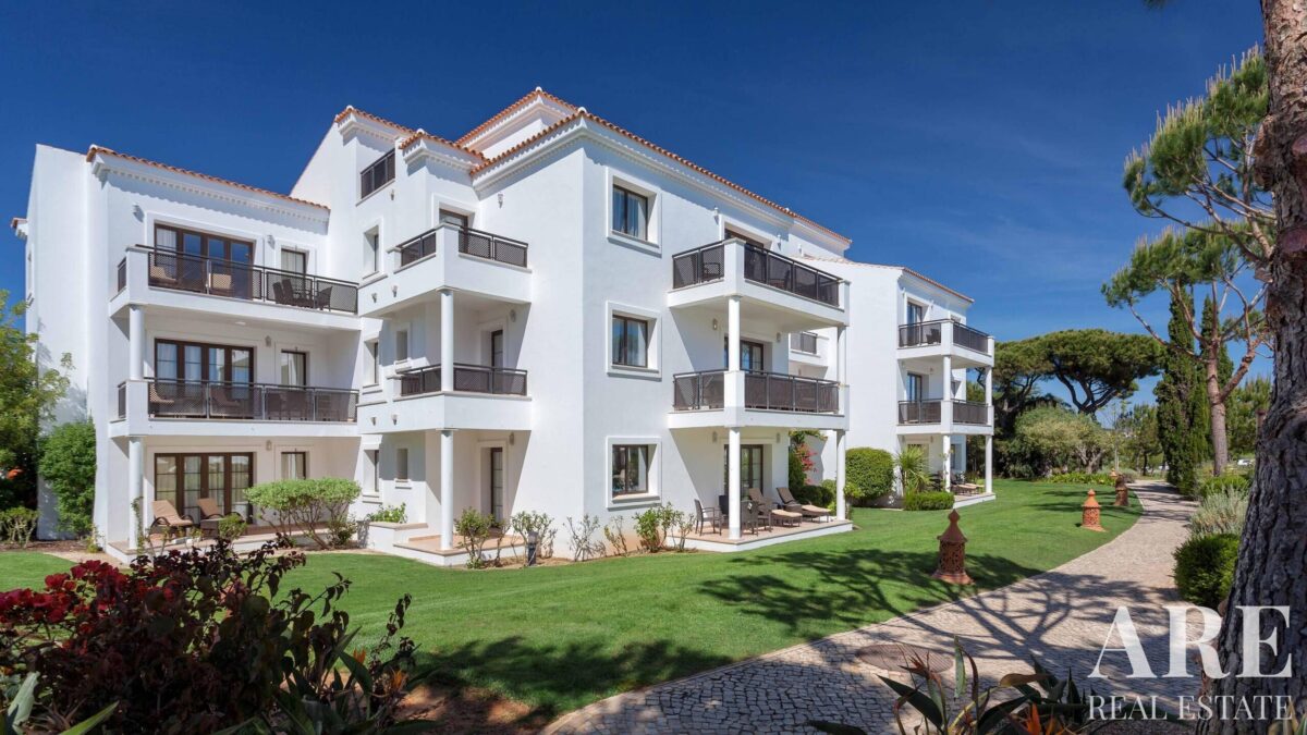 Apartment 2-bedroom for sale in Pine Cliffs, Albufeira, Algarve &bull; ARE60057