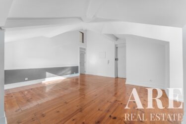 Apartment 2-bedroom for sale in Estrela, Lisboa