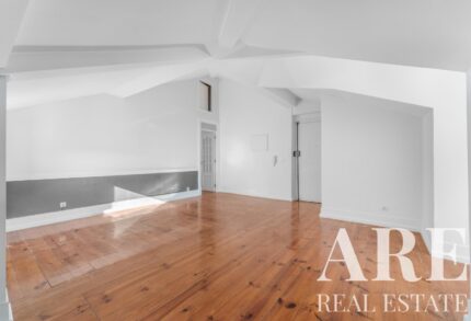 Apartment 2-bedroom for sale in Estrela, Lisboa