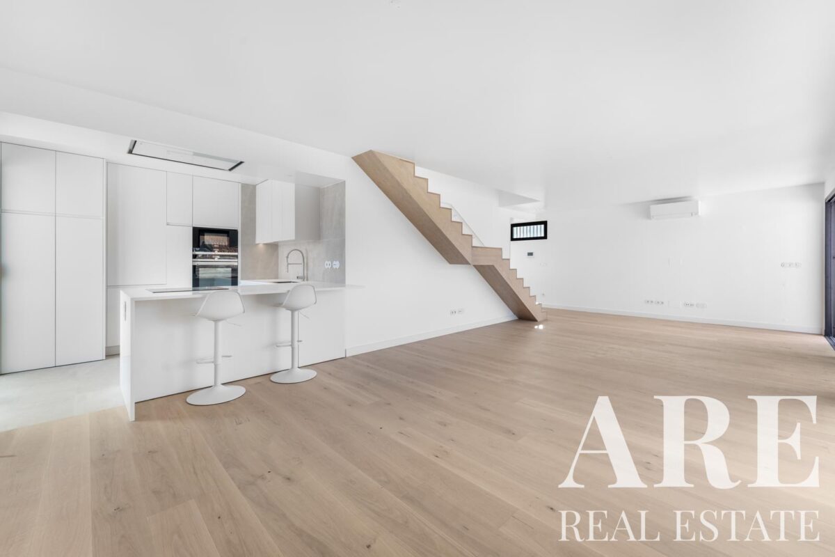 Duplex Apartment 3-bedroom for sale in Monte Estoril, Cascais, Greater Lisbon &bull; ARE39610