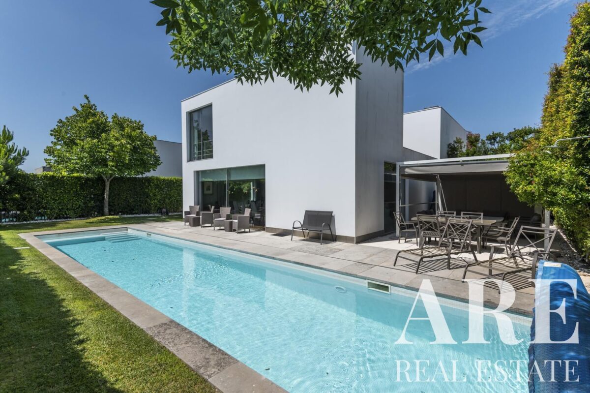Villa 5-bedroom for sale in Carnaxide, Oeiras, Greater Lisbon • ARE28221