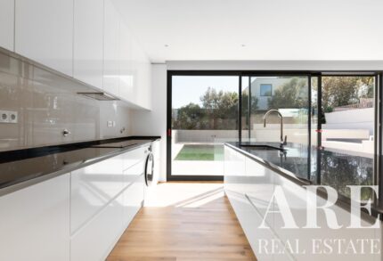 Villa 3-bedroom for sale in Leceia, Oeiras, Greater Lisbon &bull; ARE39961