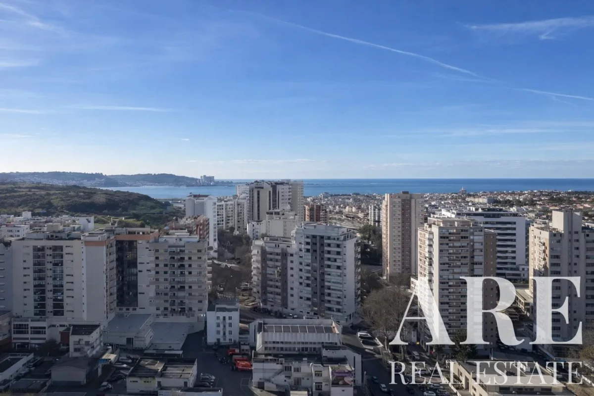Top-Floor Apartment 4-bedroom for sale in Vista Mirear, Miraflores, Oeiras, Greater Lisbon • ARE40257