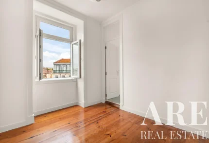 Apartment 3-bedroom for sale in Castelo, Lisbon &bull; ARE40283
