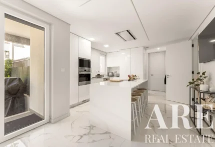 Apartment 4-bedroom for sale in Carcavelos, Cascais, Greater Lisbon &bull; ARE40382
