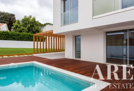 Villa 3-bedroom for sale in Sesimbra, Setubal &bull; ARE38265