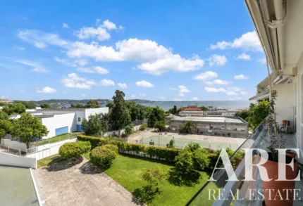 Apartment 4-bedroom for sale in Algés, Oeiras, Greater Lisbon &bull; ARE40271