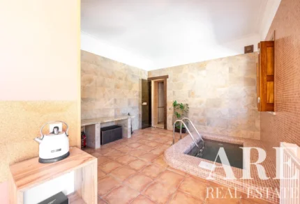 Villa 5-bedroom for sale in Aroeira, Almada, Setubal &bull; ARE40871