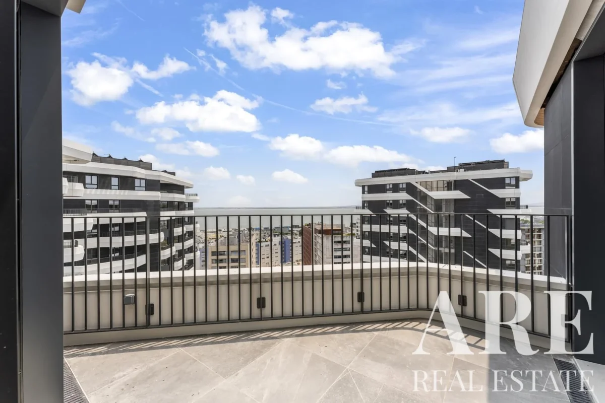 Top- Floor Apartment 3-bedroom for sale in Distrikt, Parque das Nações, Lisbon • ARE41121
