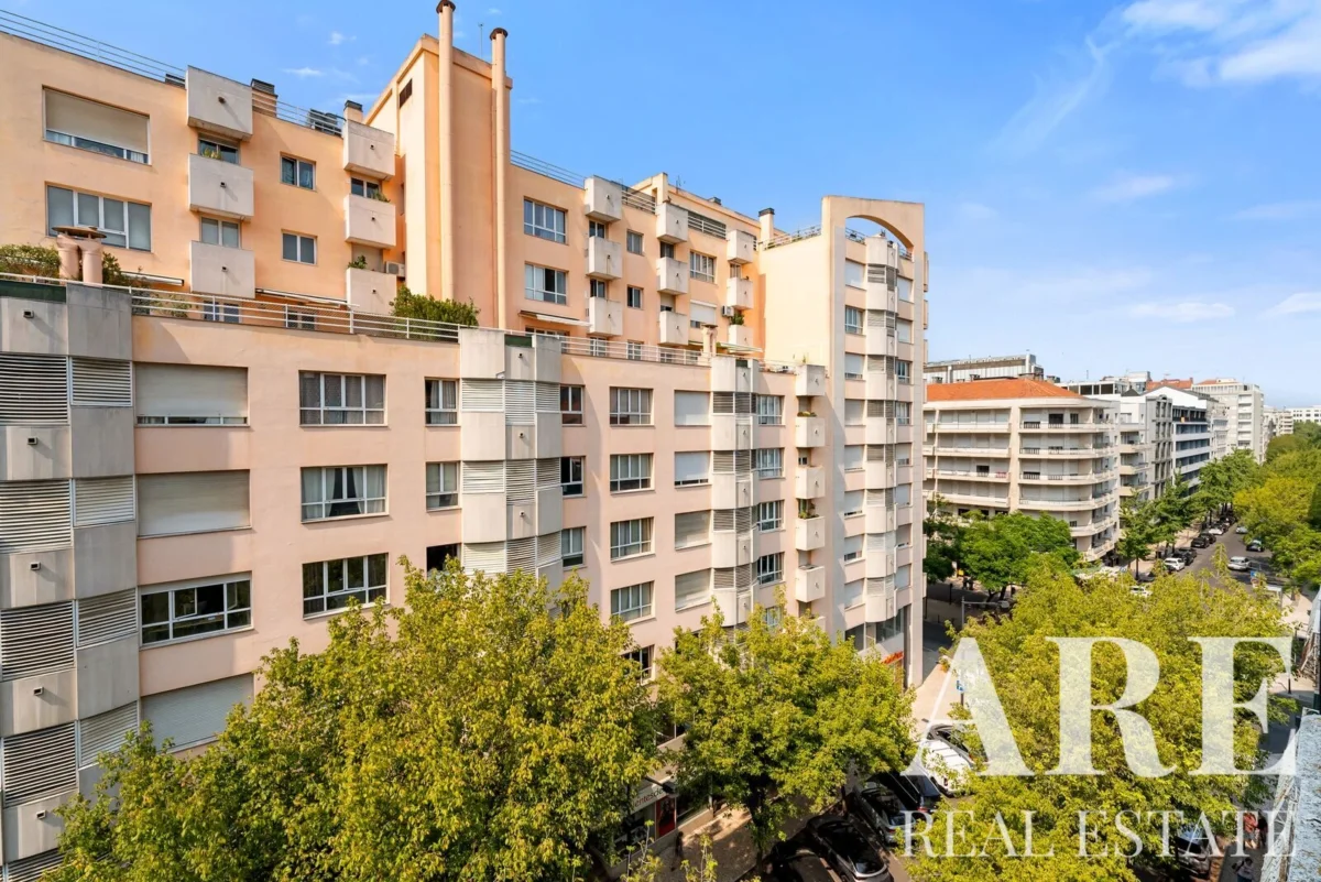 Top Floor Apartment 1-bedroom for sale in El Corte Inglés, Lisbon • ARE-41089