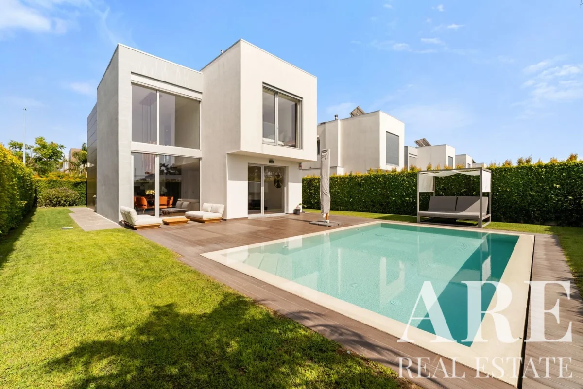Villa 3-bedroom for sale in Aroeira, Almada, Setubal • ARE-41512