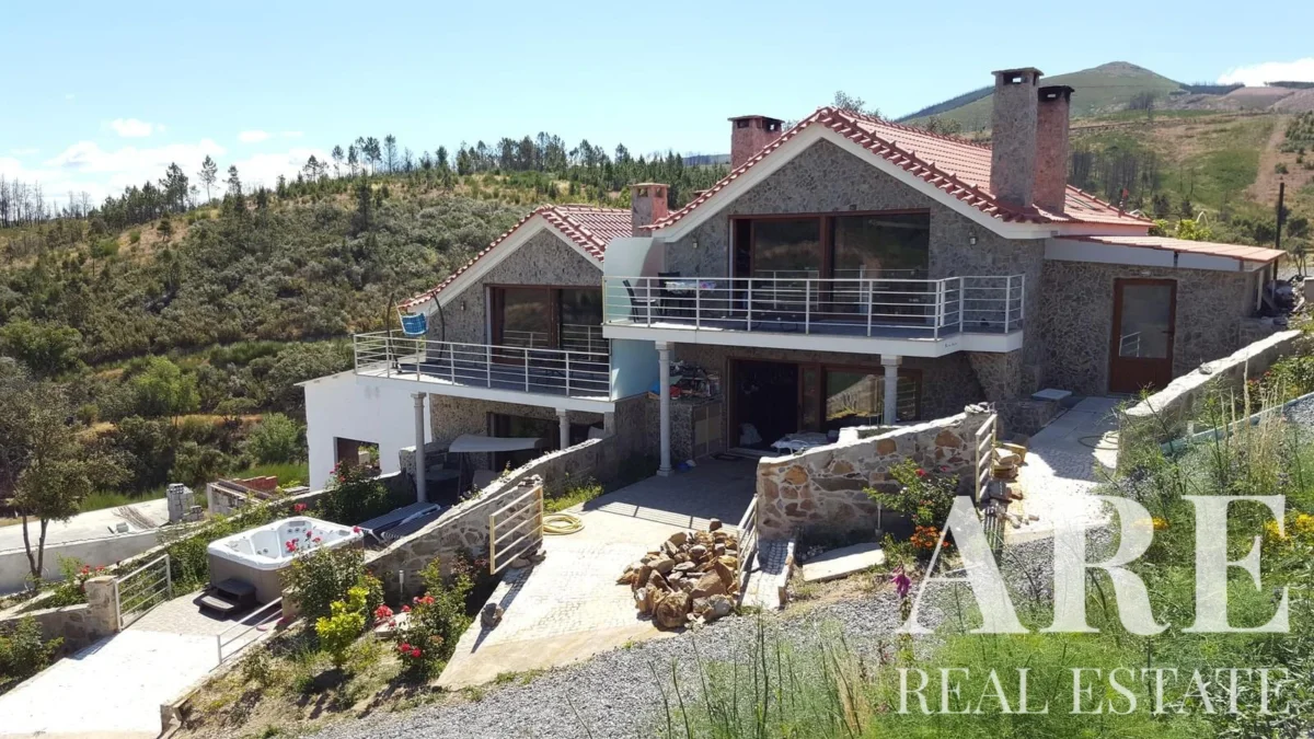 Farmhouse for sale in Covilhã, Castelo Branco • ARE-37345