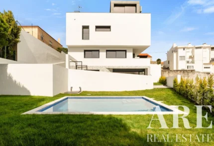 Villa 4-bedroom for sale in Amoreira (Estoril), Cascais, Greater Lisbon &bull; ARE-41530
