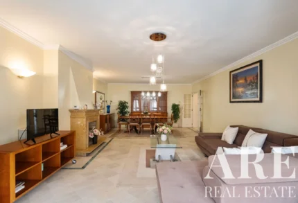 Apartment 4-bedroom for sale in Laranjeiras, Lisbon &bull; ARE-41638